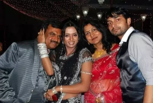 पारुल चौहान अपने माता पिता और भाई के साथ 