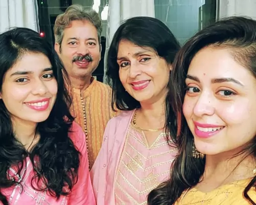 नेहा सरगम अपने माता पिता और बहन के साथ