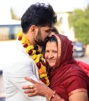 राहुल शर्मा अपनी माँ के साथ