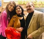 शिरीन मिर्जा अपने माता पिता के साथ 